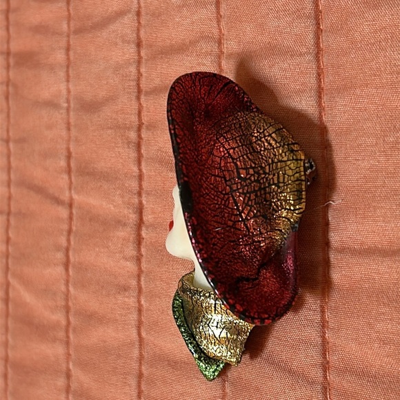 Vintage Lady Face Profile Head Brooch Pin with Hat Elegant Silhouette, plastic - Picture 6 of 13